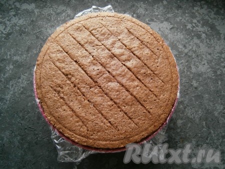 Сверху, чуть вдавливая, разместить остывший бисквит.
