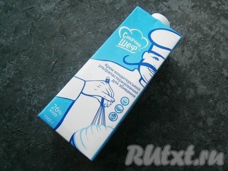 Теперь нужно заняться шоколадным муссом для торта: взять форму в виде полукруга (вверху диаметр формы должен быть равным диаметру испеченного бисквита). Для приготовления мусса я использовала покупной кондитерский крем жирностью 26%, он похож на жирные сливки, уже сладкий и готов для взбивания. Если у вас нет такого крема, его можно заменить на 500 мл сливок жирностью не менее 33%, взбитых с 60 граммами сахарной пудры.