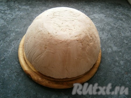 Аккуратно извлечь торт из формы, перевернув его и убрав пленку.
