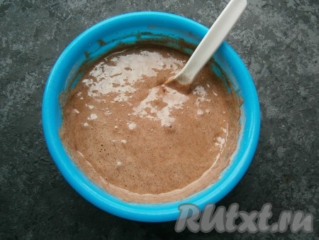 Тесто получится в меру густым, похожим на тесто для оладий.
