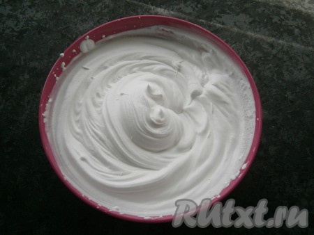 Взбить кондитерский крем миксером до пышности и устойчивых пиков. Делается это недолго - минуты 3-4.
