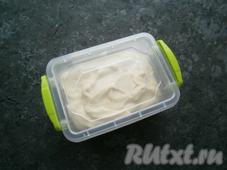 Накрыть крышкой и поместить сливочный сыр в холодильник на 2 часа для созревания.
