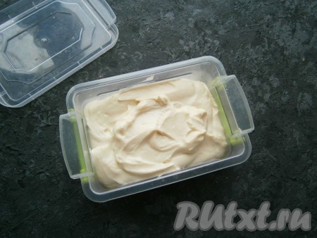 Переложить сыр в пластиковый контейнер.