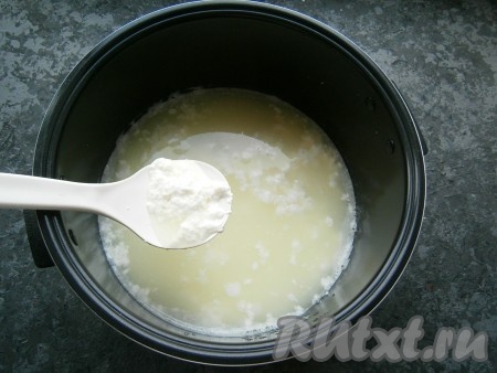 Мешать до тех пор, пока молоко не свернется и сыворотка не отделится от творога.
