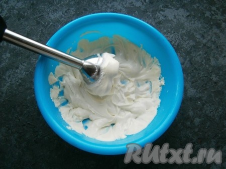 Погружным блендером взбить творог с яйцом до гладкого однородного состояния (состояния крема).