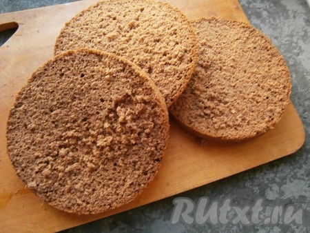 Охлажденный бисквит разрезать на 3 части.