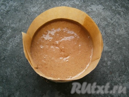 Дно разъемной формы диаметром 20-22 см застелить пергаментом. У меня такой формы нет, моя - чуть поменьше, поэтому я застелила еще и бока, чтобы пергамент был выше формы. Вылить тесто в форму.
