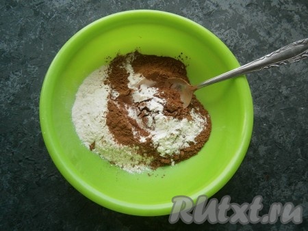 Муку смешать с крахмалом, разрыхлителем и какао-порошком.