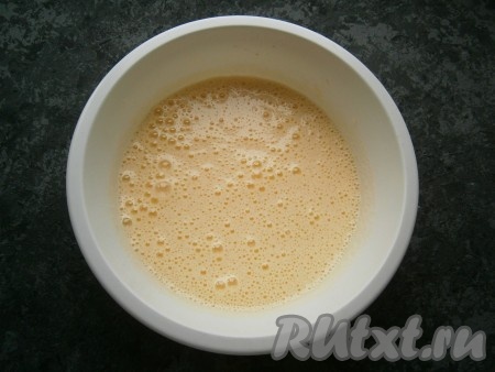 Яйца взбить миксером со щепоткой соли до пышной пены, всыпать сахар, взбивать яичную смесь далее 4-5 минут (до светлой пышной массы).
