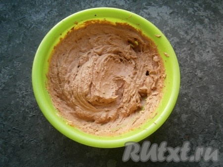 Влить немного коньяка и еще раз взбить шоколадный крем миксером до однородного состояния.
