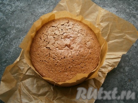 Выпекать бисквит в разогретой до 180 градусов духовке 25-35 минут (до сухой спички). Чтобы бисквит был пышным и ровным, не открывайте духовку 20 минут с начала выпечки. Дать бисквиту немного остыть в форме, после чего извлечь его из нее, убрать пергамент, остудить бисквит на решетке.
