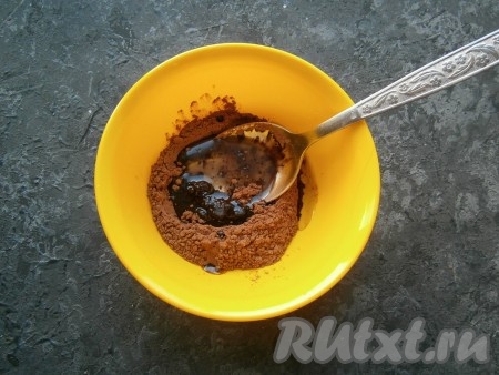 Для приготовления пропитки чёрный растворимый кофе залить кипятком, добавить сахар, перемешать. Дать заваренному кофе остыть, пропитать им каждую часть бисквита. Приготовить шоколадный крем, для этого нужно смешать какао-порошок с растительным маслом.
