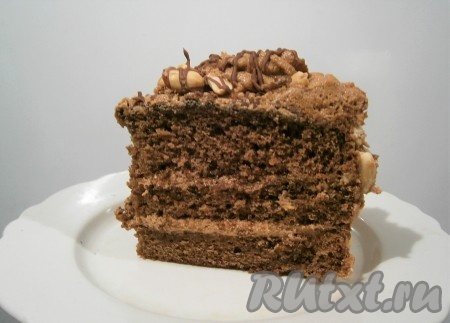 А вот так выглядит шоколадный торт с шоколадным кремом в разрезе. От такого кусочка не сможет отказаться ни один сладкоежка!
