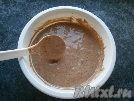 Частями всыпая сухую смесь в яичную, перемешивать тесто ложкой. Тесто получится не густым, похожим на легкий заварной крем.
