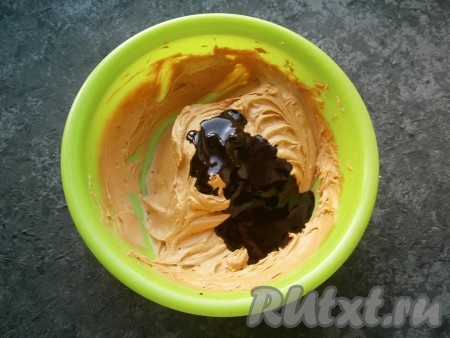 Миксером взбить масло со сгущенкой до однородности и пышности, затем добавить кашицу из какао-порошка и масла, а также ванилин.
