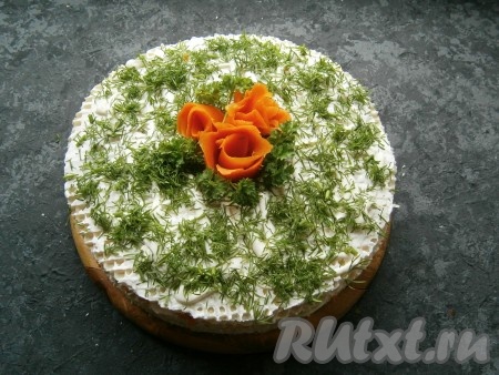 Украсить селедочный торт можно розочкой из моркови или как вам подскажет фантазия.
