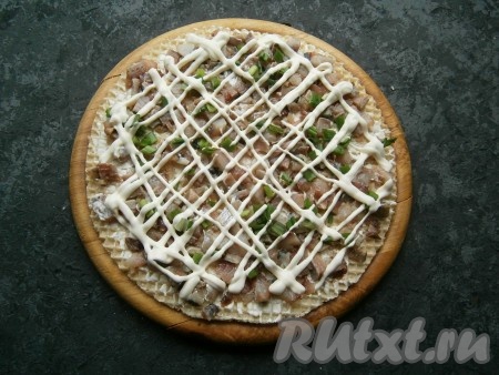 Нанести сверху сеточку из майонеза.