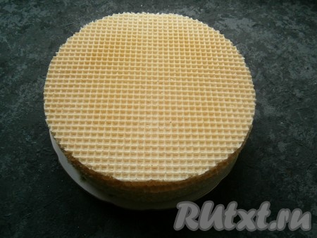 Открыть упаковку вафельных коржей, нам нужны 7 коржей.
