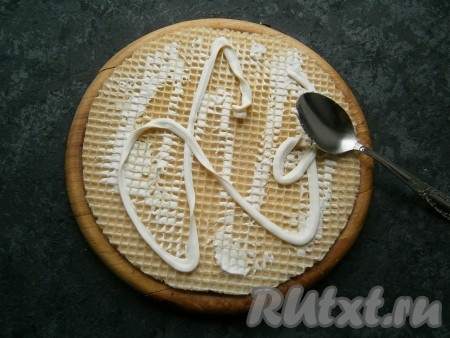 На досочке (или тарелке) разместить один корж, смазать его хорошенько пастообразным плавленым сыром.
