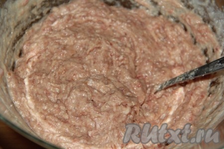 Мясной фарш получится не очень густым, как на оладьи.
