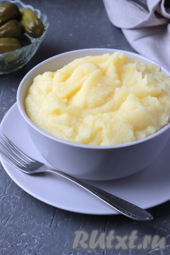 Вот и всё, вкуснейшее картофельное пюре с яйцом и молоком готово. Разложим по порционным тарелкам и в горячем виде подадим на стол.
