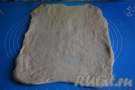Раскатаем одну часть теста в пласт шириной 30 см и длиной 55-60 см. Толщина раскатанного теста, примерно, 0,6 см.
