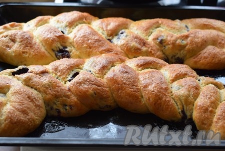 Подошедшие дрожжевые пироги с чёрной смородиной ставим в разогретую духовку и выпекаем при температуре 180 градусов, примерно, 40-45 минут. Готовые пироги подрумянятся и будут восхитительно пахнуть ванилином и ягодами.
