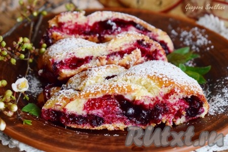 Подаем вкуснейшие, сочные и очень мягкие кусочки дрожжевого пирога с чёрной смородиной к чаю или кофе. С такой выпечкой ваше чаепитие станет незабываем!