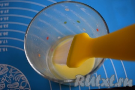 Пироги смазываем яйцом, смешанным с водой (если готовите постный вариант, смажьте пироги водой, смешанной с сахаром и растительным маслом).
