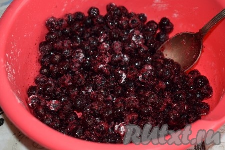 Наша начинка для дрожжевого пирога с чёрной смородиной готова.
