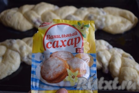 Посыпаем пироги ванильным сахаром. Накрываем противень с пирогами пленкой и оставляем на расстойку на 30-40 минут.
