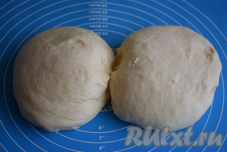 Подошедшее тесто разделим на 2 части (в результате у нас получится 2 пирога).
