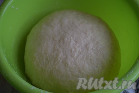 Готовое тесто получается очень нежным, легким, оно не липнет к рукам и хорошо пружинит, если нажать на него пальцем. Накрываем миску с тестом пленкой и ставим в теплое место без сквозняков на 1 час. Тесто за это время хорошо увеличится в объёме.

