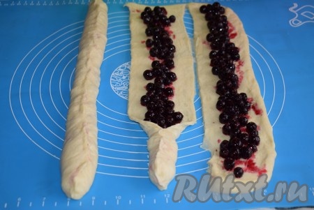 Далее защипываем тесто над ягодами, формируя трубочки с ягодам внутри (как на фото).
