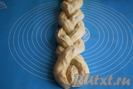 Сформированный дрожжевой пирог с чёрной смородиной перекладываем на противень, смазанный растительным маслом.
