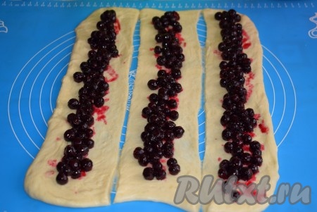 Разделяем начинку на 2 равные части (одна половина начинки пойдёт для приготовления одного пирога, а вторая половина начинки - для второго пирога). На середину каждой полосы выкладываем начинку.
