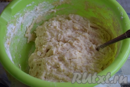 Перемешиваем тесто ложкой. Замешиваем тесто вначале ложкой, а затем продолжаем вымешивать руками. Тесто при замесе может немного липнуть к рукам, но стараемся муки не добавлять, лучше смажем руки растительным маслом и продолжим месить тесто.
