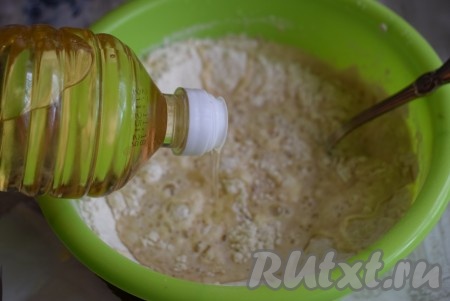 Вливаем в тесто 2 столовые ложки растительного масла, перемешиваем.
