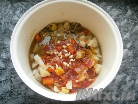 В чашу мультиварки с овощами или в кастрюлю с овощами влить оставшиеся 400 мл воды. Если готовите в мультиварке, выставите режим "Тушение" на 25 минут, крышку закройте. Если готовите на газу, поставьте кастрюлю на огонь, доведите до кипения, затем варите на слабом огне ровно 10 минут. Далее в чашу мультиварки или в кастрюлю влейте томатно-соевый соус, добавьте соль, специи и измельченный чеснок, перемешайте. Выставите программу мультиварки "Тушение" еще на 10 минут, крышку мультиварке закройте, если готовите в кастрюле - доведите до кипения, уменьшите огонь и варите ещё 10-15 минут.
