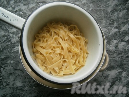 Лапшу отварить, согласно инструкции на упаковке, откинуть на дуршлаг.
