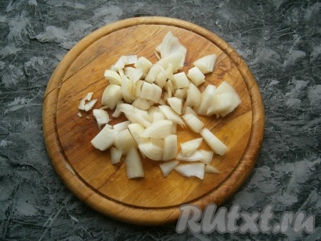 Лук тоже нарезать кубиками.
