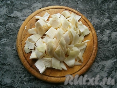 Капусту нарезать шашечками (на небольшие кусочки), как на фото.
