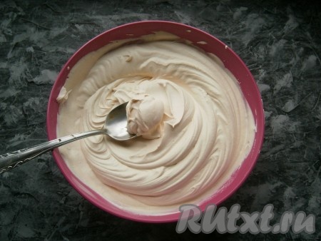 Сливки, взбитые со сгущёнкой, будут похожи на мусс. Влить лимонный сок, хорошо перемешать.