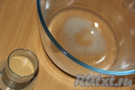 В воду всыпать соль, сахар, соду.
