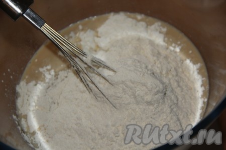 Всыпать муку и ванилин.
