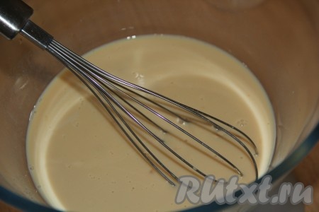 С помощью венчика перемешать массу.
