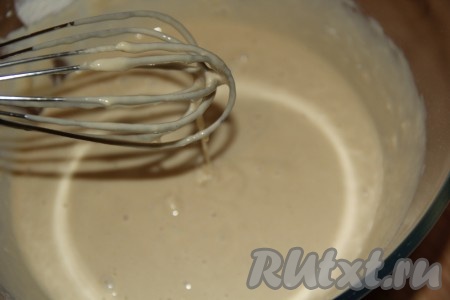 Перемешать венчиком, тесто для хвороста получится не густым, льющимся.
