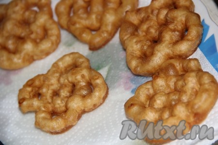 Жарим фигурный хворост на среднем огне до характерного лёгкого золотистого оттенка. Готовый хворост выложить на бумажное полотенце.
