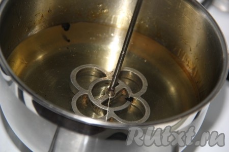 Растительное масло хорошо разогреть (масла должно быть достаточно много). Опустить формочку в горячее масло и хорошо прогреть в течение 3-5 минут.
