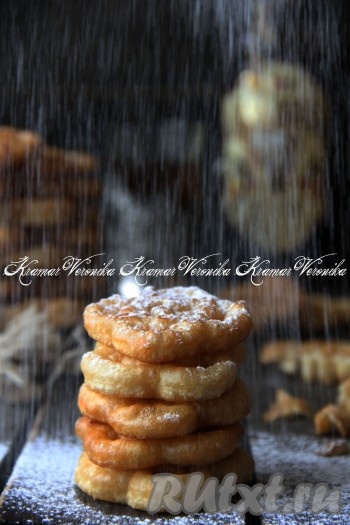 Перед подачей щедро присыпать хворост сахарной пудрой.
